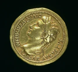 Guldmultipel (framsida) av kejsar Augustus (31 f.Kr. - 14 e.Kr.) med en lagerkrans. Präglad c.07-06 f.Kr.